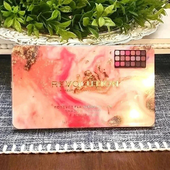 Revolution Afinity Palette - Picture 1 of 3